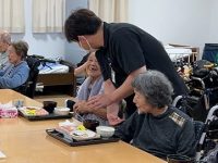 配膳の一幕【みらいホーム】